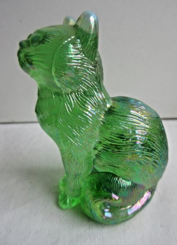Statuette, figurine, Chat assis sur son derrière, en pâte de verre verte irisée