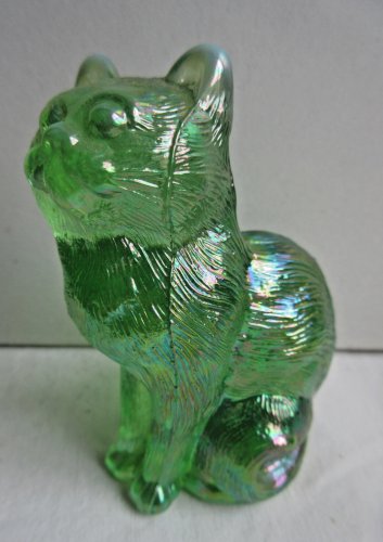 Statuette, figurine, Chat assis sur son derrière, en pâte de verre verte irisée