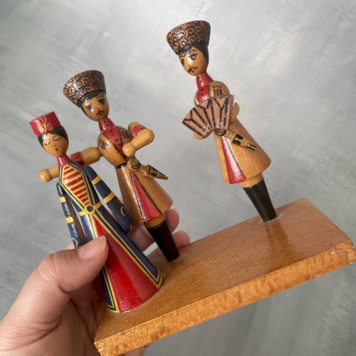 Statuette figurine en bois peint souvenir artisanat Russe vintage