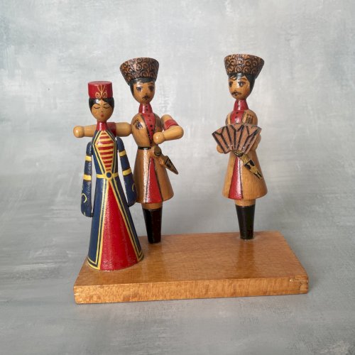 Statuette figurine en bois peint souvenir artisanat Russe vintage