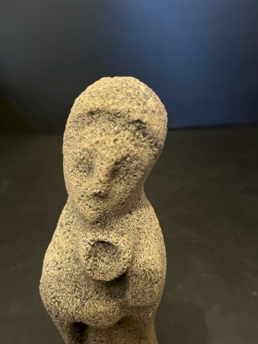 Statuette religieuse vierge avec clef pierre reconstituée Eglise devotion