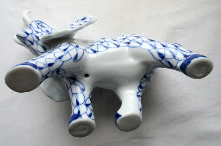 Statuette sculpture céramique ELEPHANT Art Déco, écailles bleues sur fond blanc