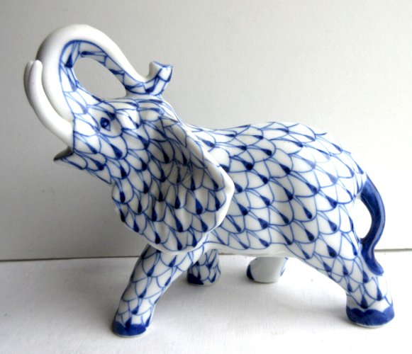 Statuette sculpture céramique ELEPHANT Art Déco, écailles bleues sur fond blanc