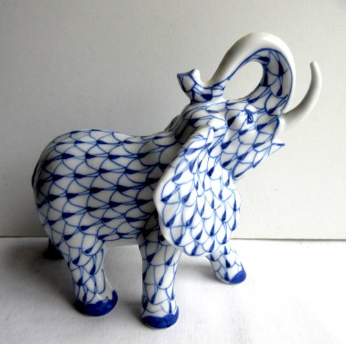 Statuette sculpture céramique ELEPHANT Art Déco, écailles bleues sur fond blanc