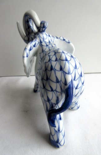 Statuette sculpture céramique ELEPHANT Art Déco, écailles bleues sur fond blanc