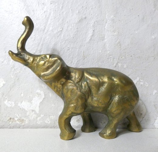 statuette sculpture éléphant porte-bonheur en laiton vintage