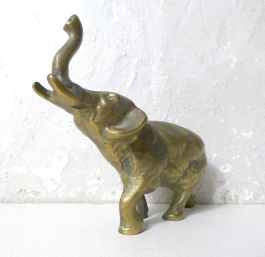 statuette sculpture éléphant porte-bonheur en laiton vintage