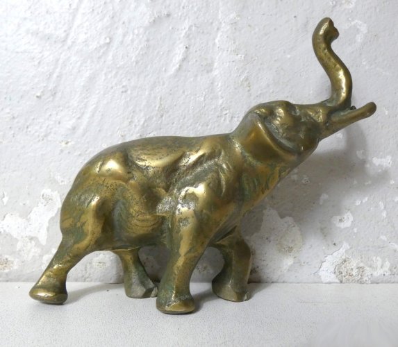 statuette sculpture éléphant porte-bonheur en laiton vintage