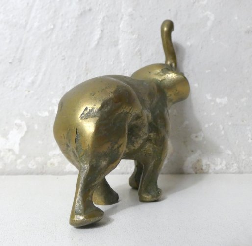 statuette sculpture éléphant porte-bonheur en laiton vintage