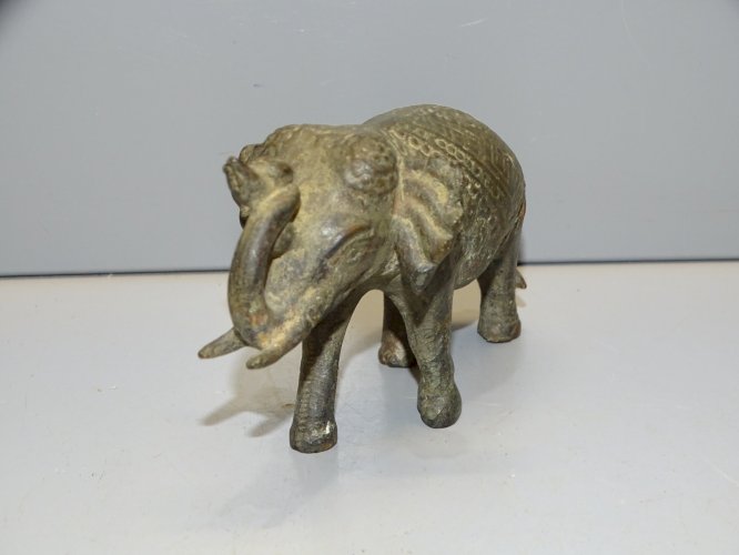 -STATUETTE SUJET ELEPHANT LAITON PATINE GRISE  ORIGINE INDE ASIE COLLECTION