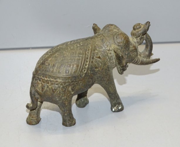 -STATUETTE SUJET ELEPHANT LAITON PATINE GRISE  ORIGINE INDE ASIE COLLECTION