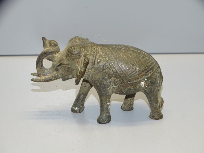 -STATUETTE SUJET ELEPHANT LAITON PATINE GRISE  ORIGINE INDE ASIE COLLECTION
