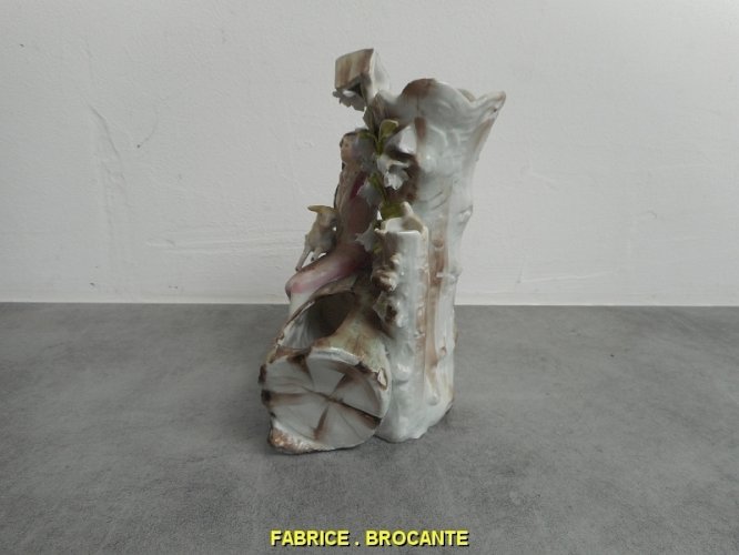 STATUETTE VASE EN PORCELAINE