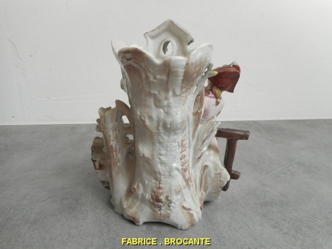STATUETTE VASE EN PORCELAINE