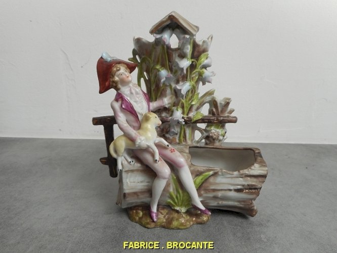 STATUETTE VASE EN PORCELAINE