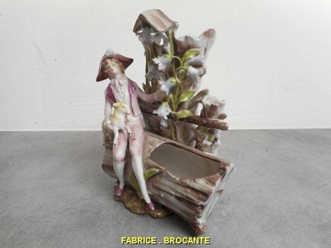 STATUETTE VASE EN PORCELAINE