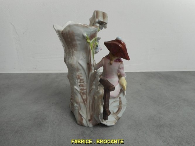 STATUETTE VASE EN PORCELAINE