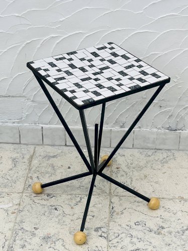 Stèle en fer forgé et plateau carrelé noir et blanc années 60