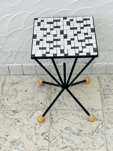 Stèle en fer forgé et plateau carrelé noir et blanc années 60