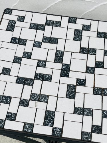 Stèle en fer forgé et plateau carrelé noir et blanc années 60