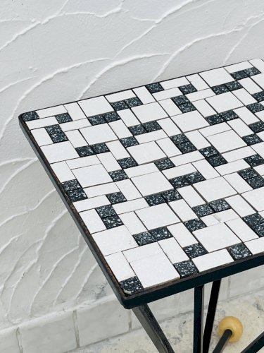 Stèle en fer forgé et plateau carrelé noir et blanc années 60