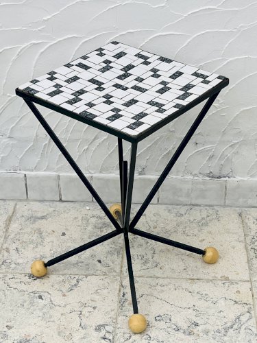Stèle en fer forgé et plateau carrelé noir et blanc années 60