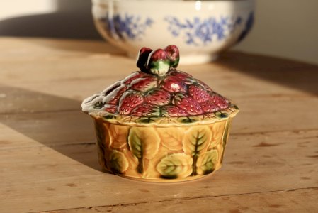 Antique sugar bowl in slipware Sarreguemines – Strawberry decoration