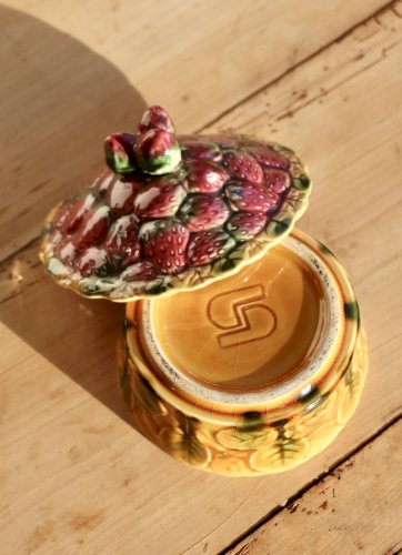 Sucrier ancien en barbotine Sarreguemines – Décor fraises