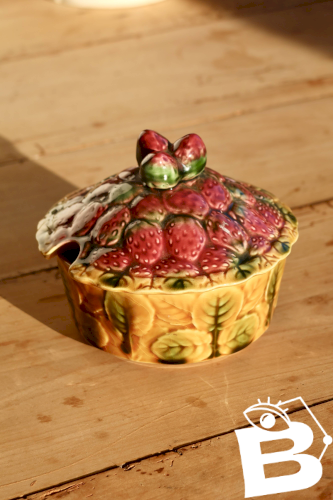 Sucrier ancien en barbotine Sarreguemines – Décor fraises