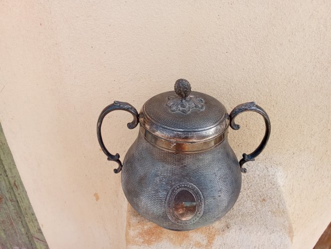 Sucrier ancien en métal argenté.