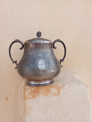 Sucrier ancien en métal argenté.