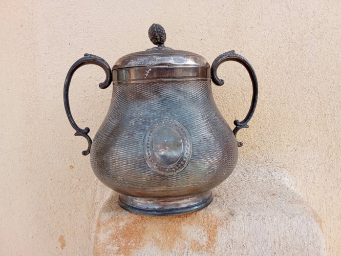 Sucrier ancien en métal argenté.