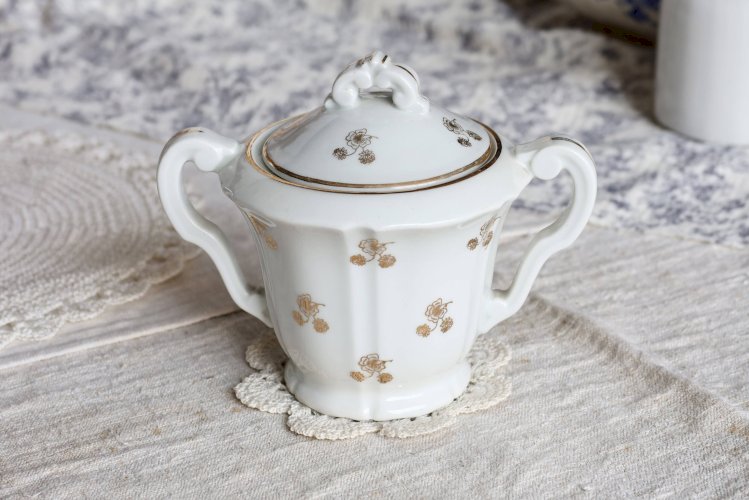 Sucrier ancien en porcelaine PFC France à double anses – Décor fleuri doré