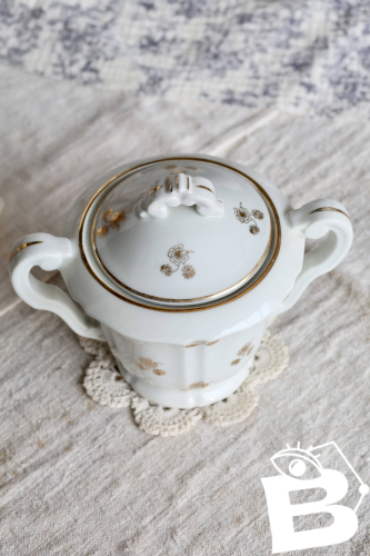 Sucrier ancien en porcelaine PFC France à double anses – Décor fleuri doré