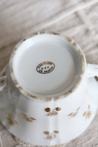 Sucrier ancien en porcelaine PFC France à double anses – Décor fleuri doré