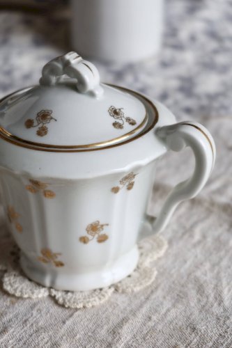 Sucrier ancien en porcelaine PFC France à double anses – Décor fleuri doré