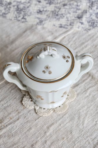 Sucrier ancien en porcelaine PFC France à double anses – Décor fleuri doré