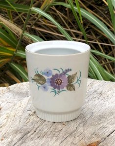 Sucrier ancien ou pot en porcelaine Colditz motifs fleurs violettes
