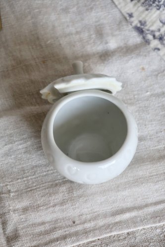 Sucrier, bonbonnière en porcelaine blanche en forme de fraise