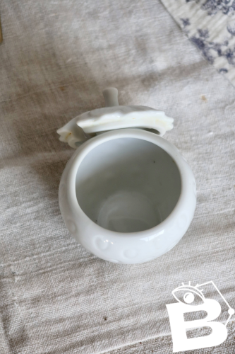 Sucrier, bonbonnière en porcelaine blanche en forme de fraise