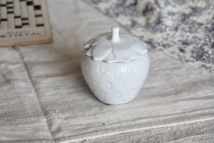 Sucrier, bonbonnière en porcelaine blanche en forme de fraise