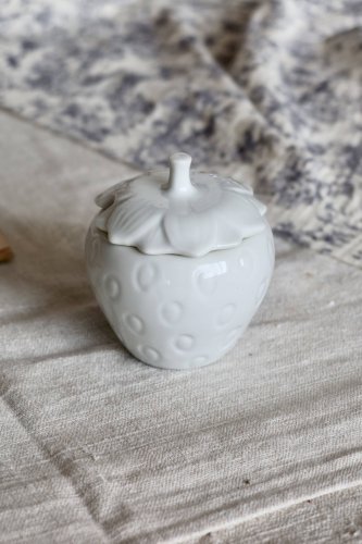 Sucrier, bonbonnière en porcelaine blanche en forme de fraise