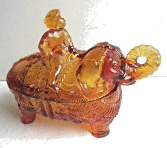 Sucrier, Bonbonnière verre ambre: Cornac sur son éléphant, signé Portieux