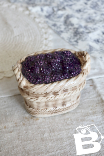 Sucrier / bonbonnière vintage panier de mûres en barbotine