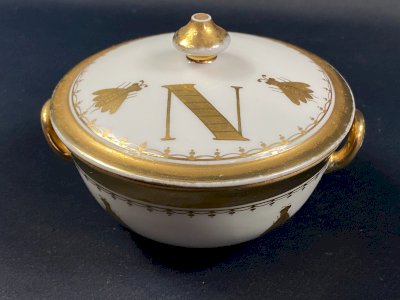 Sucrier de style Empire décor aux abeilles or sur fond blanc porcelaine Sèvres