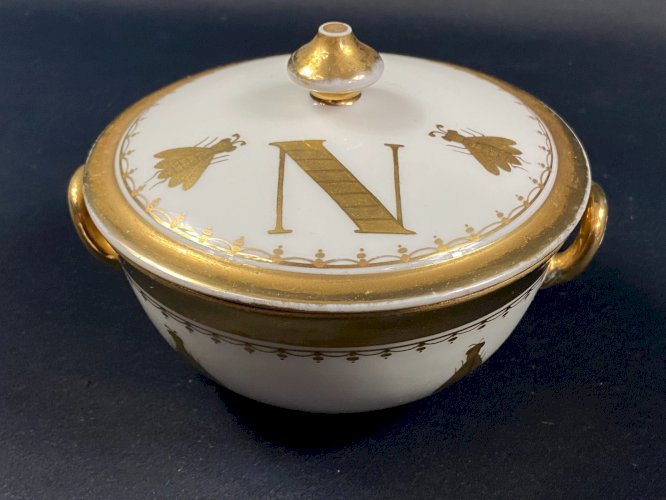 Sucrier de style Empire décor aux abeilles or sur fond blanc porcelaine Sèvres