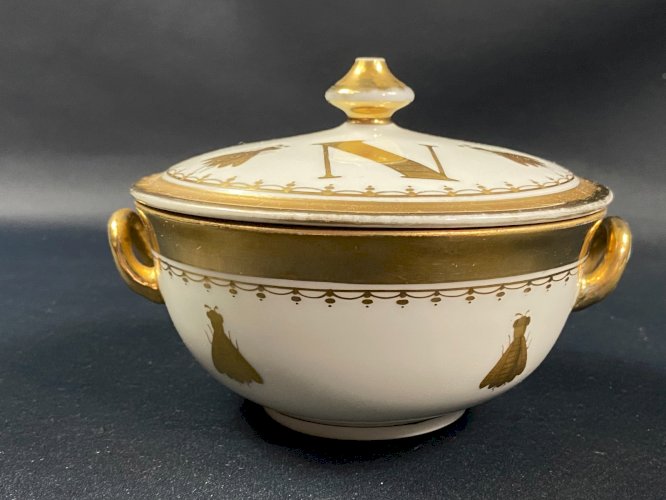 Sucrier de style Empire décor aux abeilles or sur fond blanc porcelaine Sèvres