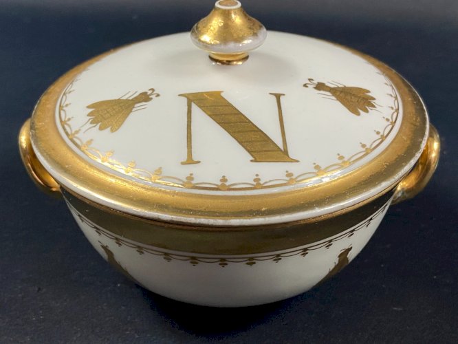 Sucrier de style Empire décor aux abeilles or sur fond blanc porcelaine Sèvres