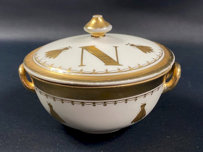 Sucrier de style Empire décor aux abeilles or sur fond blanc porcelaine Sèvres