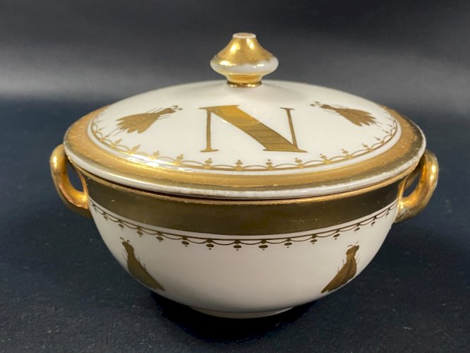 Sucrier de style Empire décor aux abeilles or sur fond blanc porcelaine Sèvres